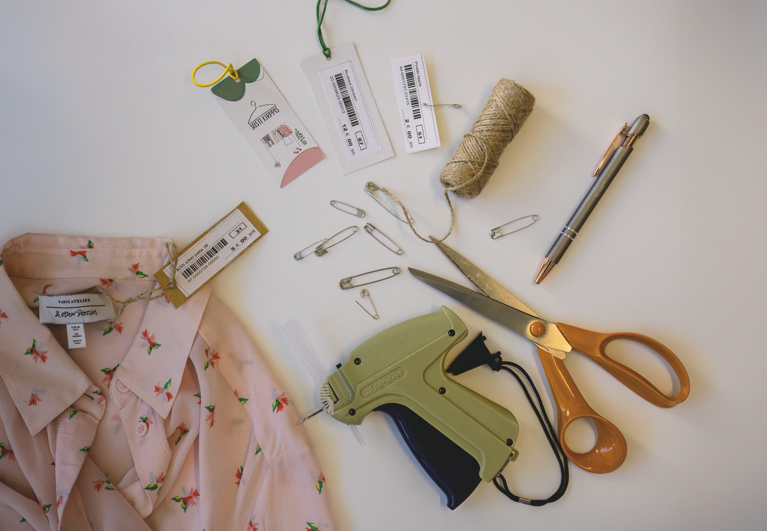 Siisti Kirppis: tuotteiden hinnoitteluun käytettäviä välineitä ja second-hand vaate.