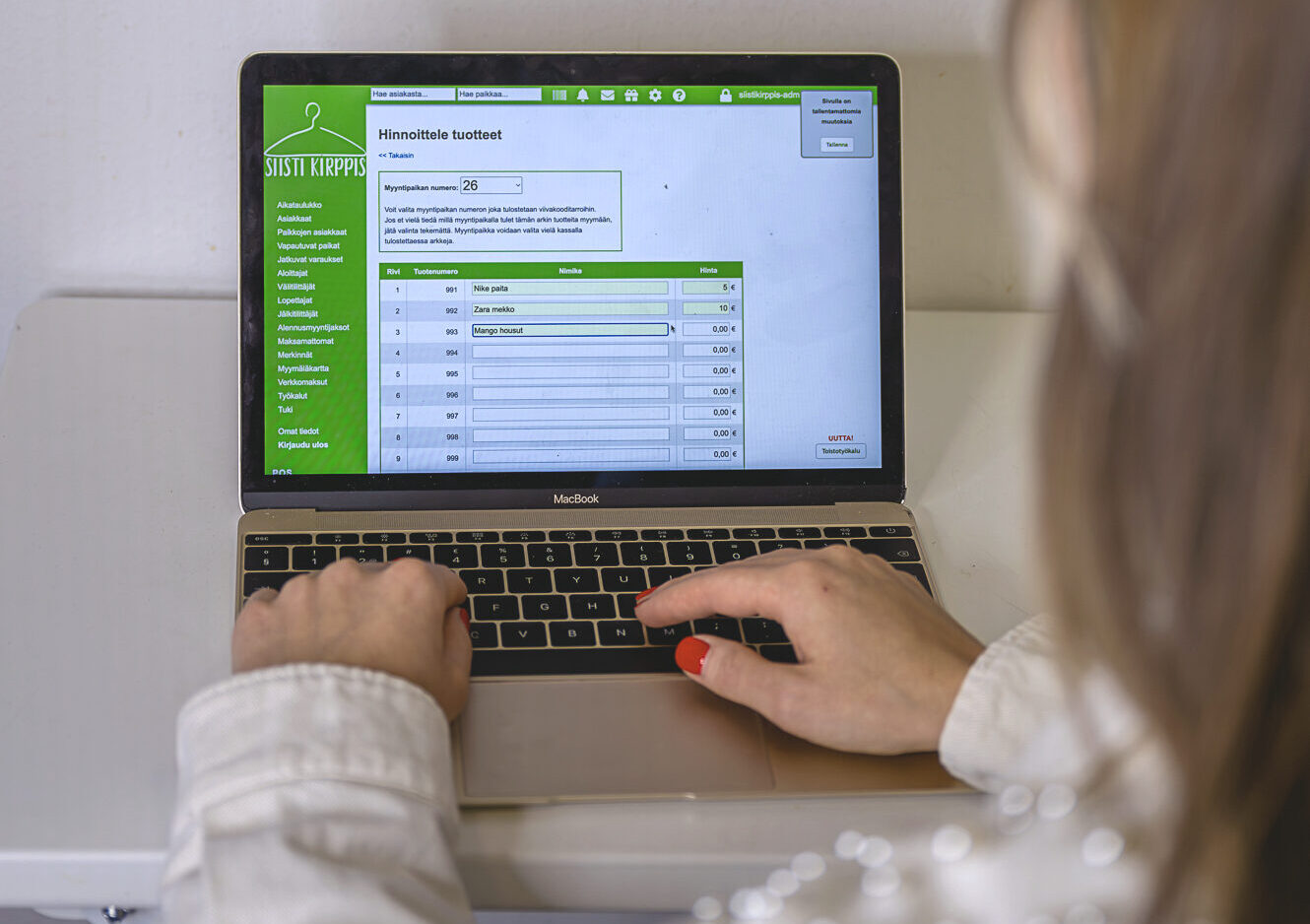 Asiakas hallinnoi myyntituotteita Siisti Kirppis itsepalvelukirppiksellä tietokoneella.