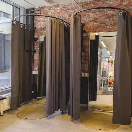 Siisti Kirppis: asiakkaiden käytössä sovituskopit verhoin ja peilein kirpputorilla.