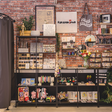 Siisti Kirppis: trendikkäitä second-hand sisustustuotteita ja koruja esillä kirpputorilla.